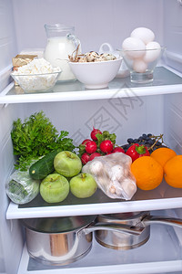 装满食物的冰箱瓶装水图片