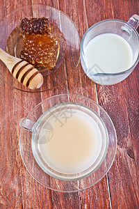 奶白色的清茶和蜂蜜俯视图图片