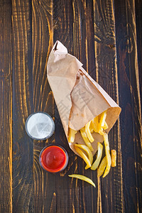 碗里番茄酱纸袋的薯条高清图片