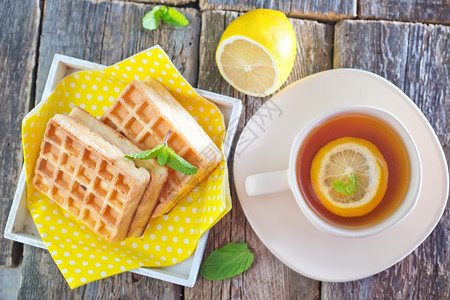 茶加柠檬和甜的松饼图片