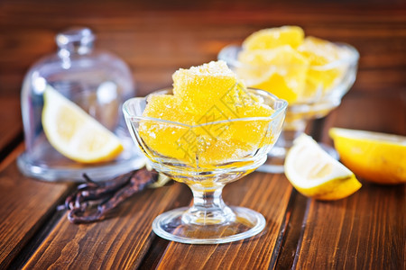碗里和桌上的柠檬柑橘子酱图片