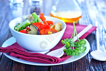 蔬菜在碗里桌边图片