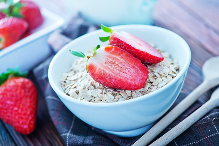 白碗中的草莓燕麦片图片