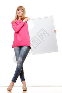 广告概念时装女整身有空白的演示板显横幅的女模特在广告牌上签名复制文本空间图片