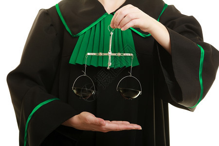 法律庭概念女师身着经典黑色绿袍的典型光亮女律师持有比例表Femida司法封闭的象征标志图片