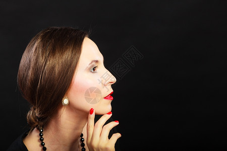 时装美和优雅概念妇女倒退风格的面容简介优雅的女士头发将红唇印在黑色上图片