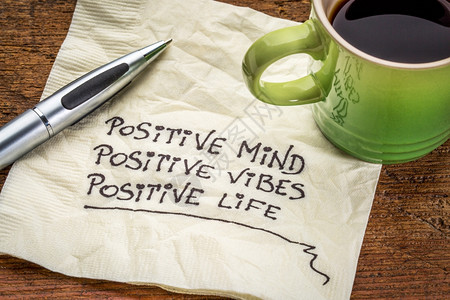 积极的心态氛围生活方式积极的人生在餐巾纸上加咖啡的动机笔迹图片