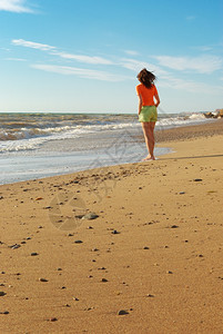 女孩在海滩上走动和平的场景图片
