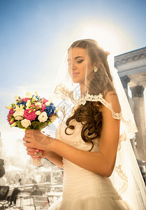 在阳光明媚的日子带着婚礼花束装饰着婚礼花束的图片