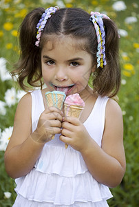 女孩有两部分冰淇淋满意的小脸孔圆锥体高清图片素材