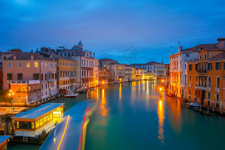 夜视大运河和瓦波雷托从意大利威尼斯阿卡塞米亚大桥停留图片