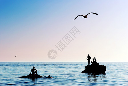 海上人们的轮廓平静场景图片