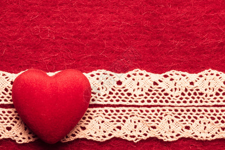 情人节或婚礼概念抽象的红布背景上装饰心脏带边框图片