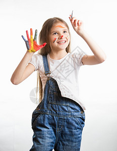 女孩的脸和手涂满了彩色颜料背景图片