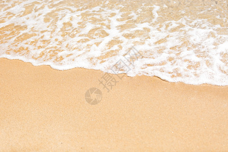 海浪在沙滩上滚的近距离拍摄图片