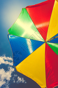 彩色雨伞对蓝天的彩色照片图片