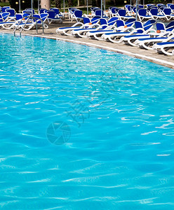 酒店中美丽的游泳池图片