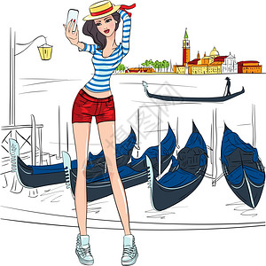 可爱的时装女孩做自拍她穿着帽子和条纹衬衫像Gondiverier在威尼斯的背景图片