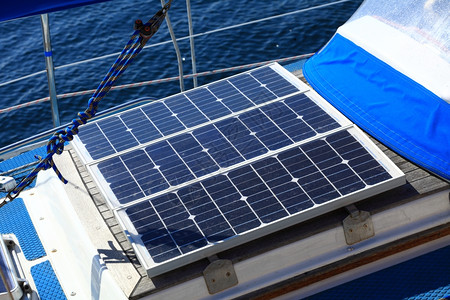 一艘帆船上的太阳能充电池组图片