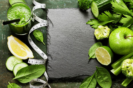 芹菜肉丝新鲜绿色蔬菜和古老背景的冰沙戒毒饮食或健康品概念背景