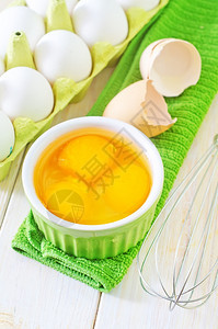 绿色碗里的生蛋图片