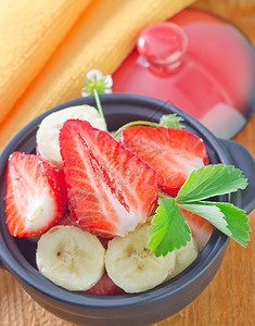 草莓和香蕉的沙拉图片