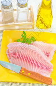 生鱼黄色鱼盘高清图片
