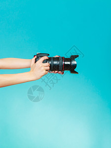 摄影女师拍图像女手握照相机拍图片