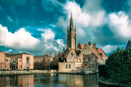美丽的城市风景与湖旧圣约翰医院和比利时布鲁日圣母教堂图片