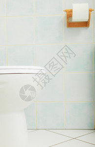 现代卫生间闭合时的白色厕所碗图片