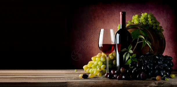 葡萄藤和木制的酿酒图片