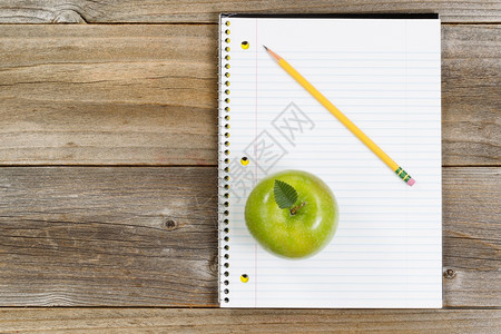 绿色苹果笔记本和铅的顶端景色图片