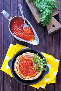 煎饼和红鲑鱼子酱盘图片