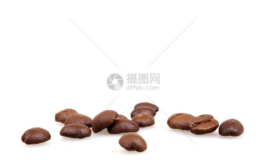 白孤立的咖啡豆