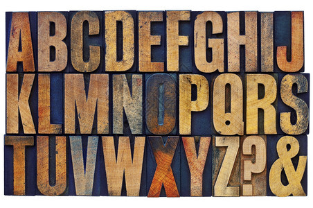 26个英文字母问题标记和安培用彩色墨水染的旧印刷纸质木材型品板图片