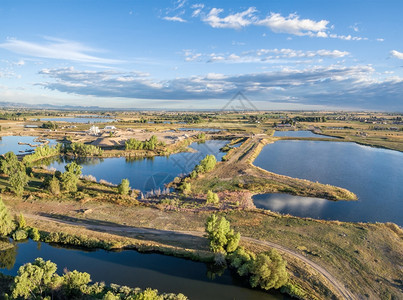 夏季末清晨对Poudre河沿岸东北科罗拉多州典型地貌的空中观察碎石采场池塘农田和城镇图片
