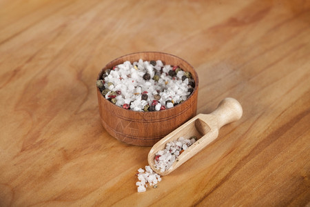 海盐和黑胡椒球大海盐红胡椒和黑放在木罐中小勺放在美丽的盘上图片