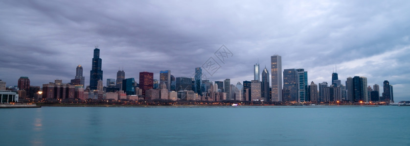 美丽的粉色日出照亮了芝加哥市中心长的天线图片