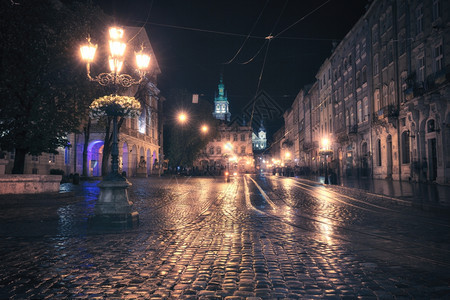 夜晚欧洲老城的古风格形象图片