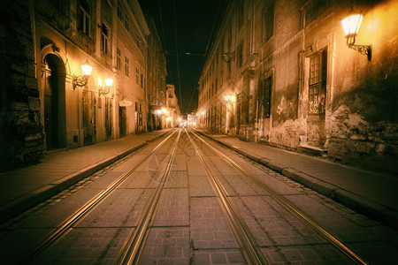 夜晚的旧欧洲城市图片