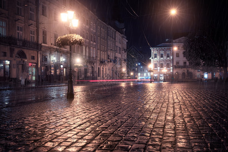 下雨之夜的旧欧洲城市图片