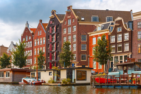 荷兰阿姆斯特丹运河市风景与典型的房屋和民船图片