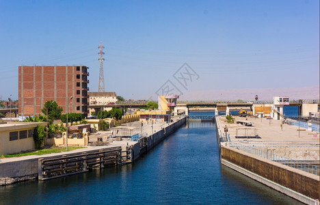 埃及尼罗河上的滑水门埃斯纳附近的水门图片