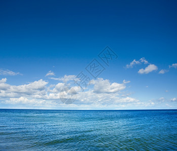 蓝海有波浪和清晰的蓝天空xA图片