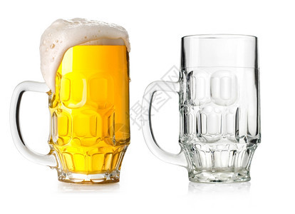 两罐啤酒有泡沫帽和白底空无图片