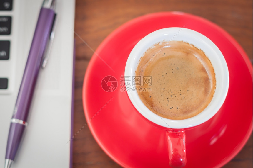 工作站的红咖啡杯股票照片图片