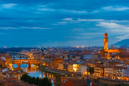 晚上从意大利托斯卡纳州佛罗伦萨米开朗基洛广场起搭乘PonteVecchio桥和PalazzoVecchio桥的Arno河图片