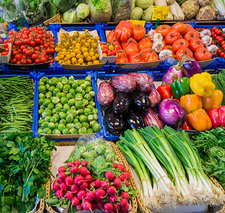 农民市场超货架上的新鲜蔬菜维生素高清图片素材