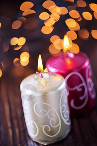 圣诞节蜡烛银和红放在桌上图片