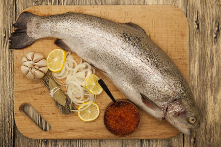 新鲜的挪威虹鳟鱼柠檬红子酱和木本的洋葱图片